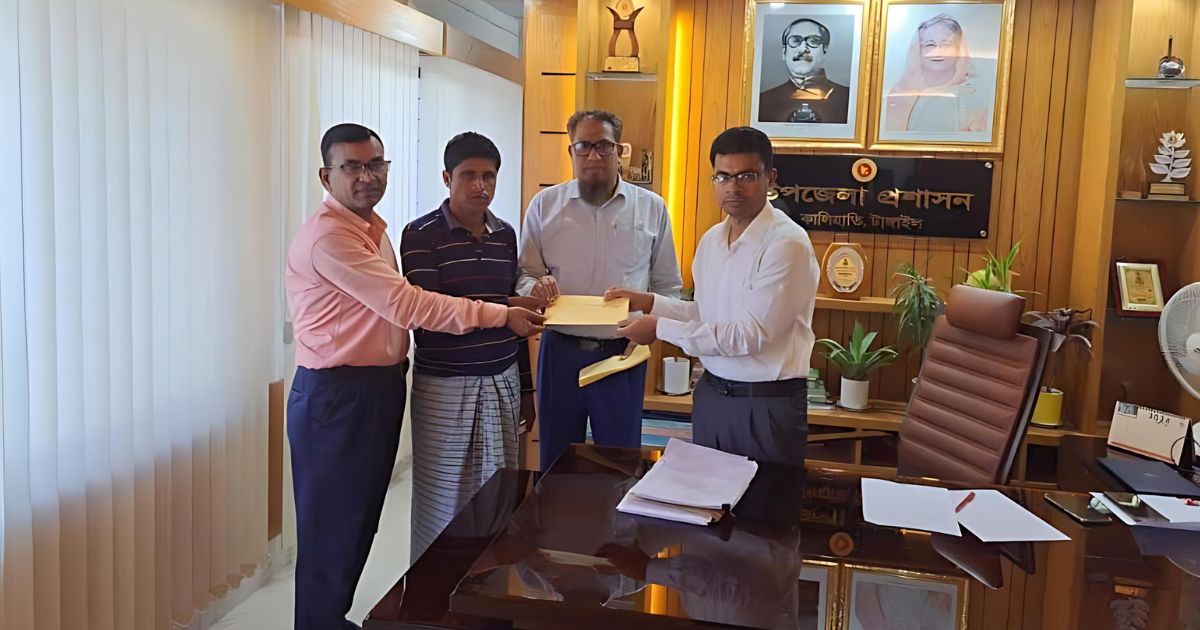 কালিহাতীতে ঘূর্ণিঝড়ে ক্ষতিগ্রস্ত পরিবারের মাঝে চেক বিতরণ