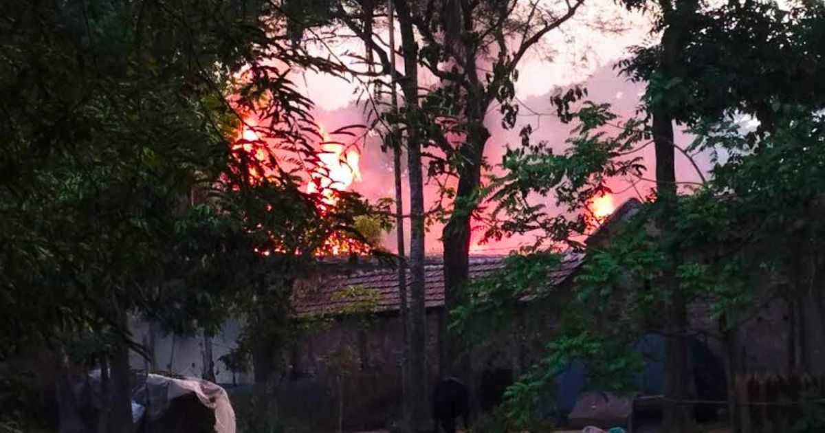 সাতক্ষীরায় অগ্নিকাণ্ডে ১৩ বসতঘর পুড়ে ছাই