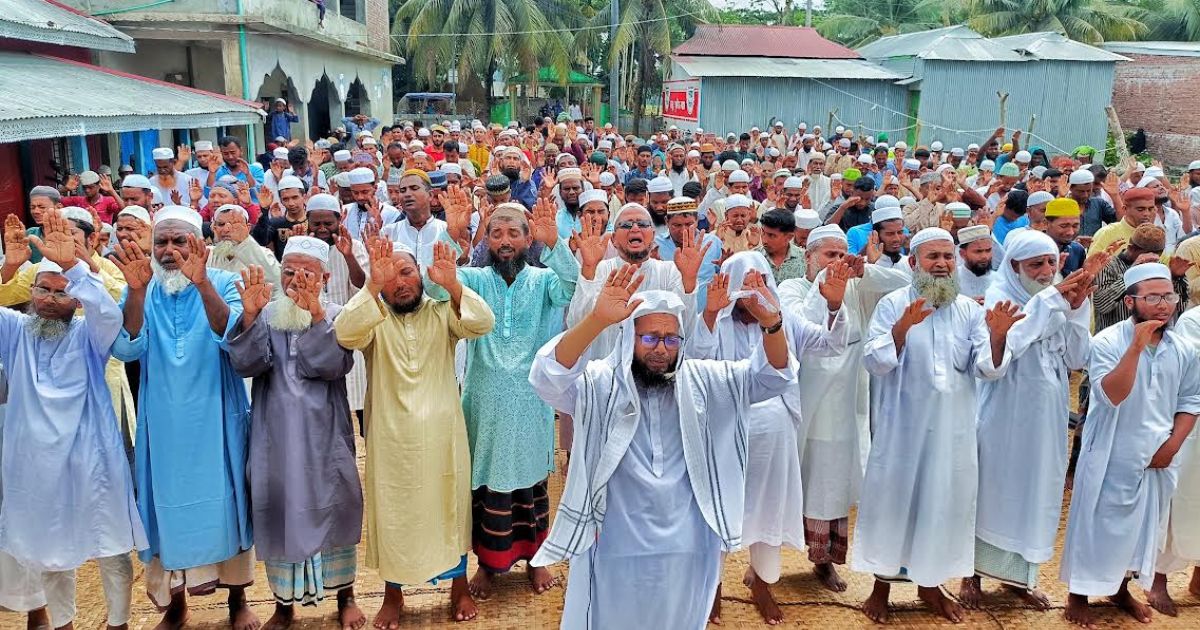 বৃষ্টি কামনায় মনপুরায় ইসতিসকার নামাজ আদায়