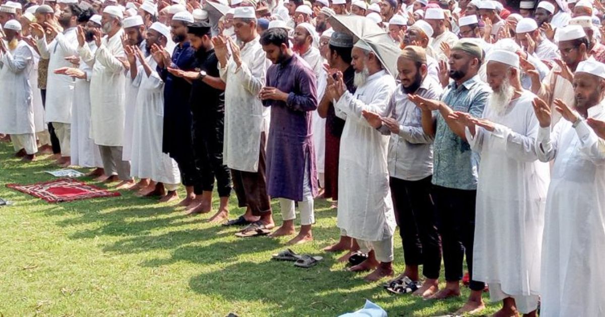 বৃষ্টি প্রার্থনায় অঝোরে কাঁদলেন বরিশালের মুসল্লিরা