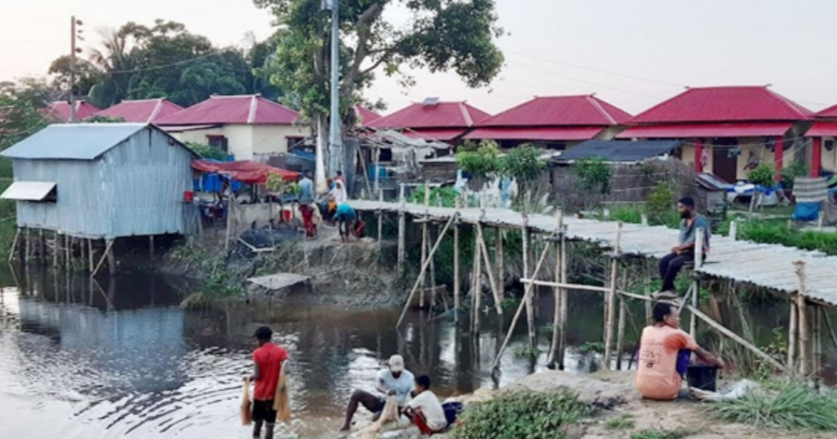 আশ্রয়নের বাসিন্দাদের একমাত্র ভরসা বাঁশের সাঁকো