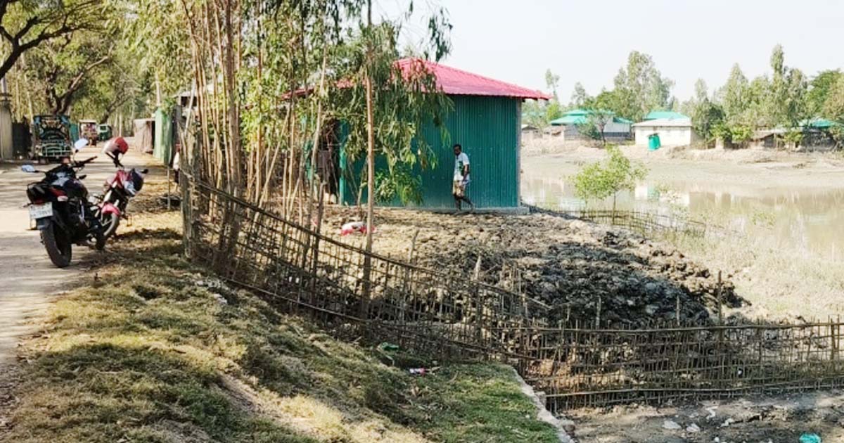 আ.লীগ নেত্রীর দখলে খালের জমি, ভরাট করছেন কর্মসৃজনের শ্রমিক