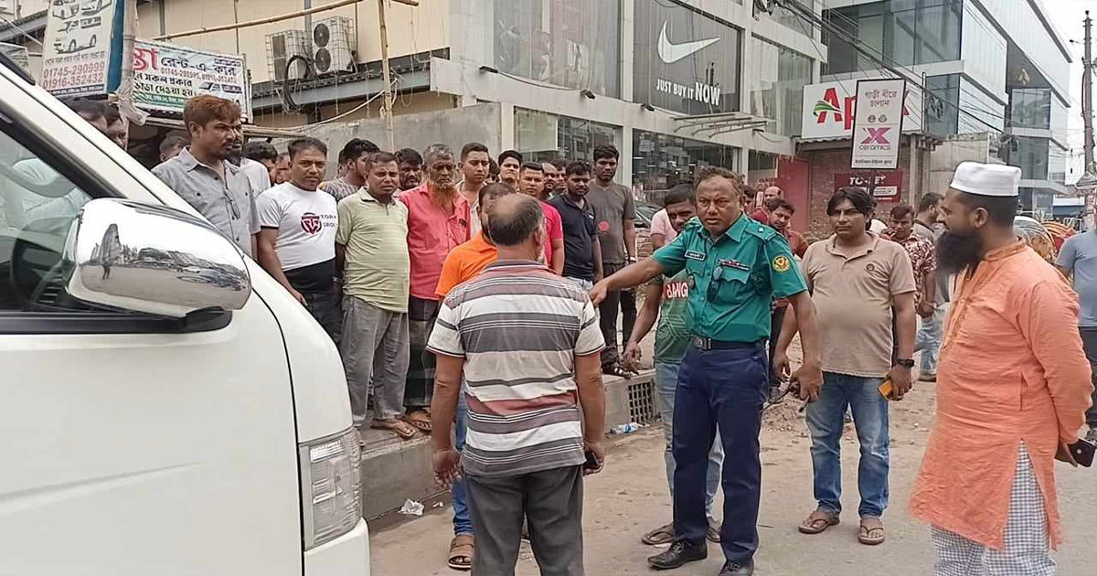 উচ্ছেদের মধ্য দিয়ে জনগণের দুর্ভোগ কমাল ট্র্যাফিক পুলিশ