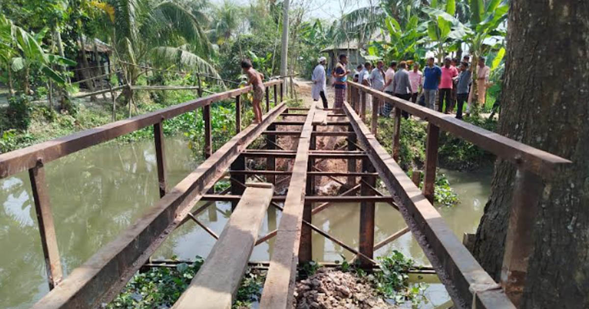 বিএনপি নেতার বিরুদ্ধে ব্রিজের ছাউনি ভেঙে রড চুরির অভিযোগ