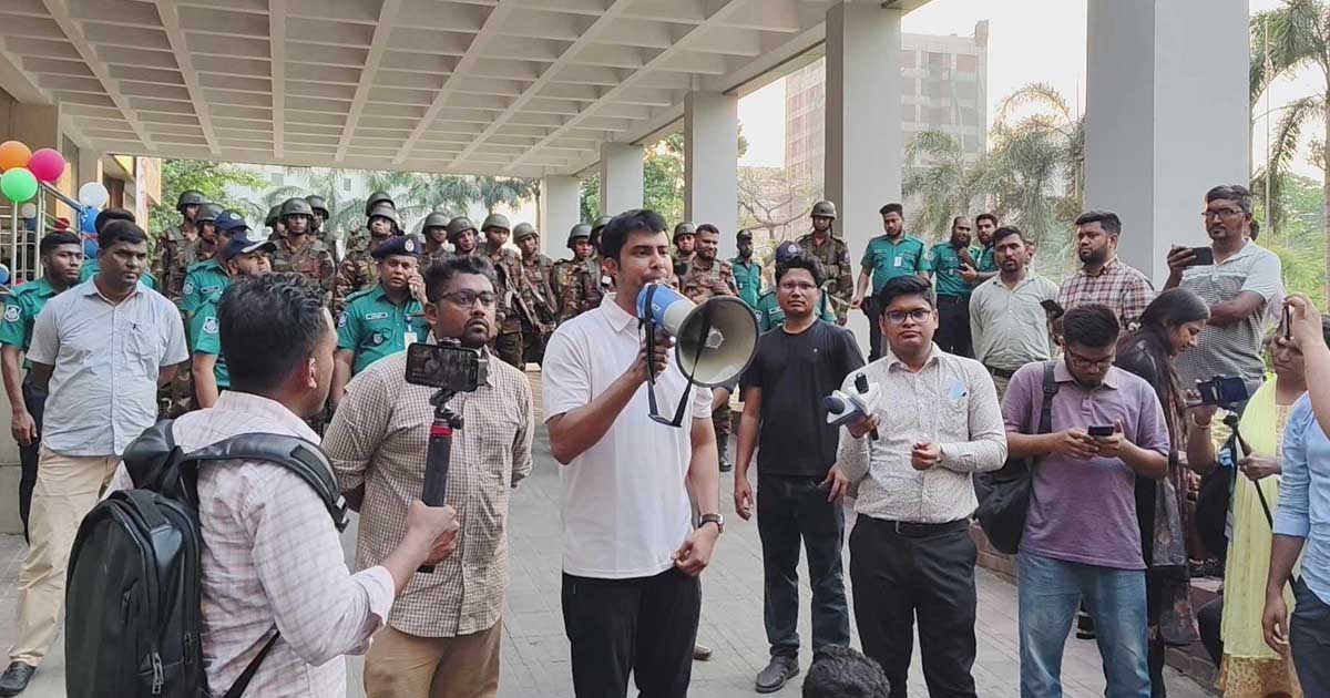 পরীক্ষা পেছানোর দাবি, তিন দিন সময় চাইল পিএসসি