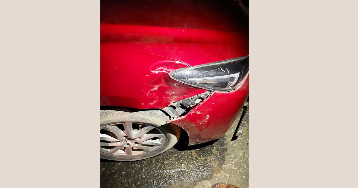 বেপরোয়া মোটরসাইকেলের ধাক্কায় সাংবাদিকের গাড়ি ক্ষতিগ্রস্ত