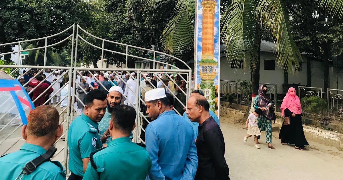 নিয়ন্ত্রণ হারিয়ে রাইদা বাস থার্ড টার্মিনালে: নিহত ইঞ্জিনিয়ারের জানাজা অনুষ্ঠিত