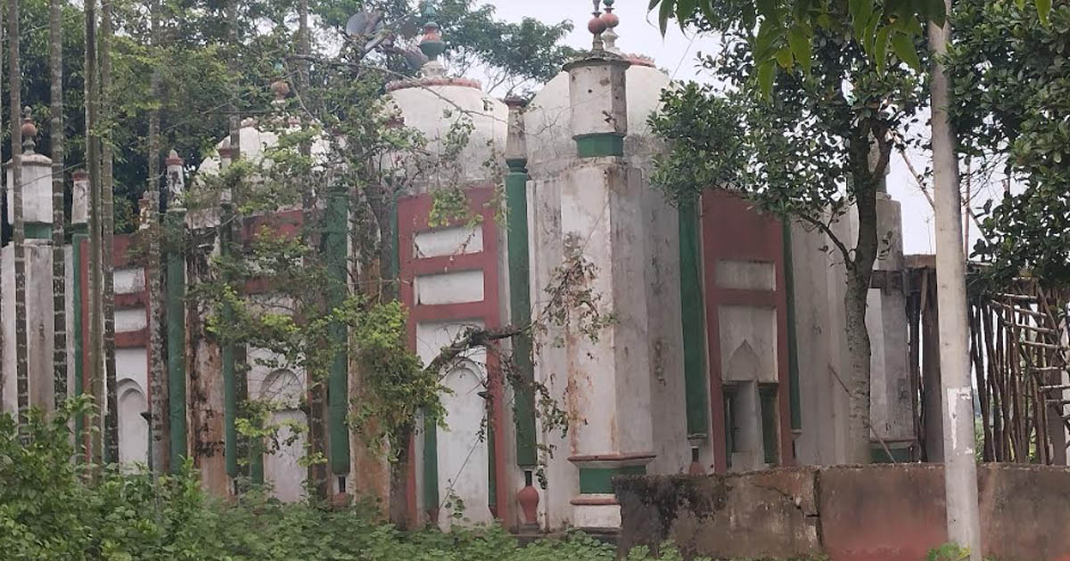 সংস্কারের অভাবে ধ্বংসের পথে ২০০ বছরের পুরোনো তিন গম্বুজ মসজিদ