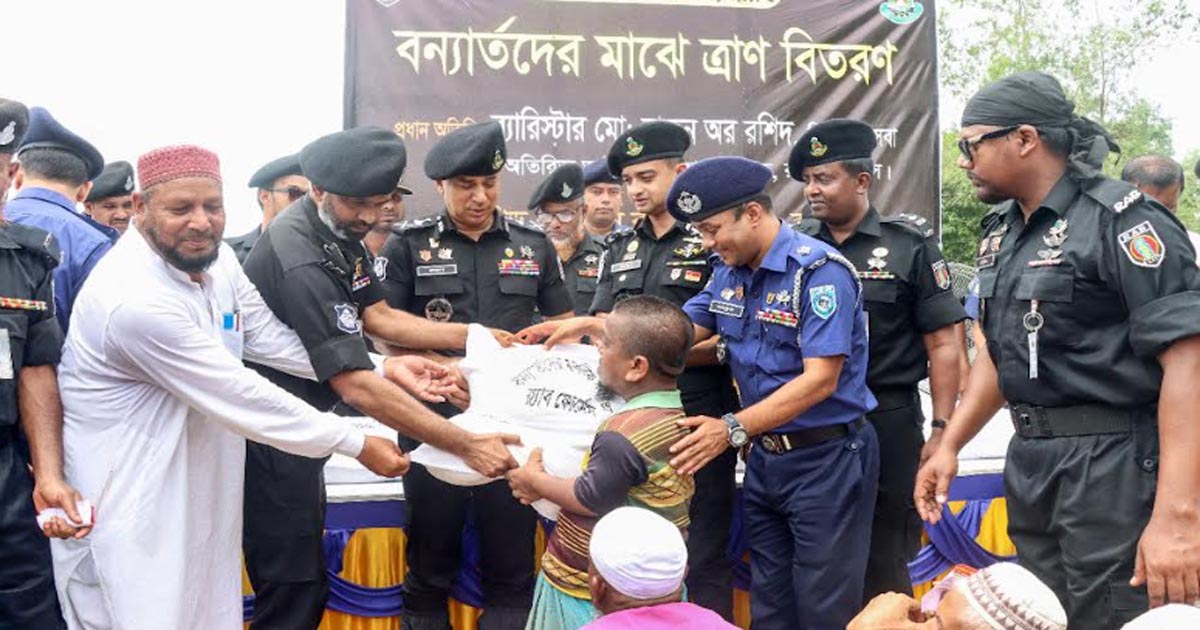 বন্যা দুর্গতদের র‌্যাব ডিজির ত্রাণ বিতরণ