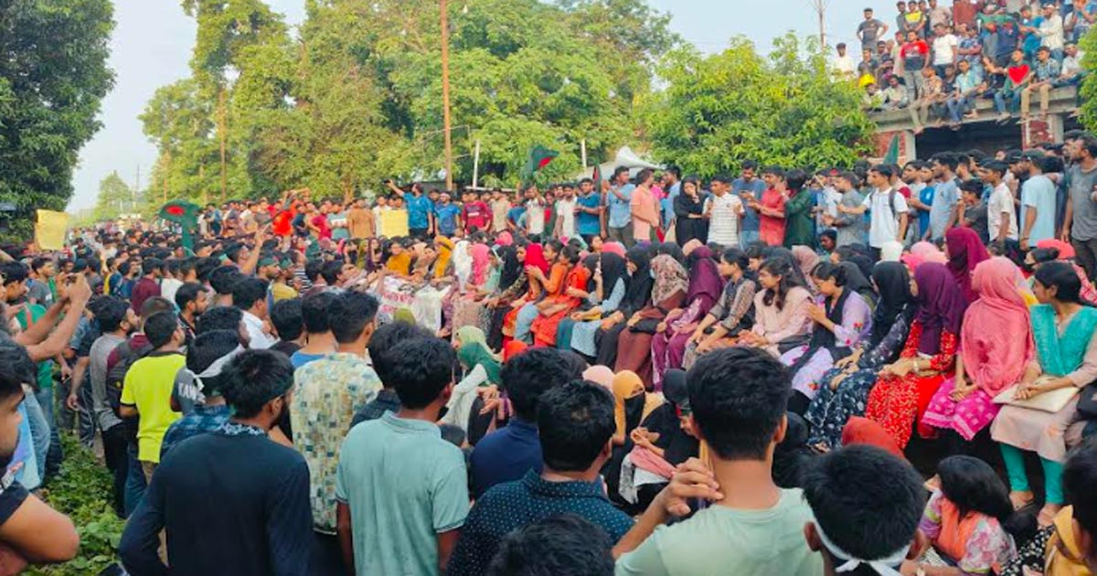 কোটা সংস্কারের দাবিতে ফের রেলপথ অবরোধ রাবি শিক্ষার্থীদের