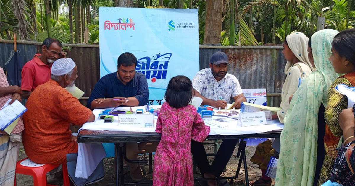 রাজারহাটে বিদ্যানন্দ ফাউন্ডেশনের ভ্রাম্যমাণ চিকিৎসা ক্যাম্প