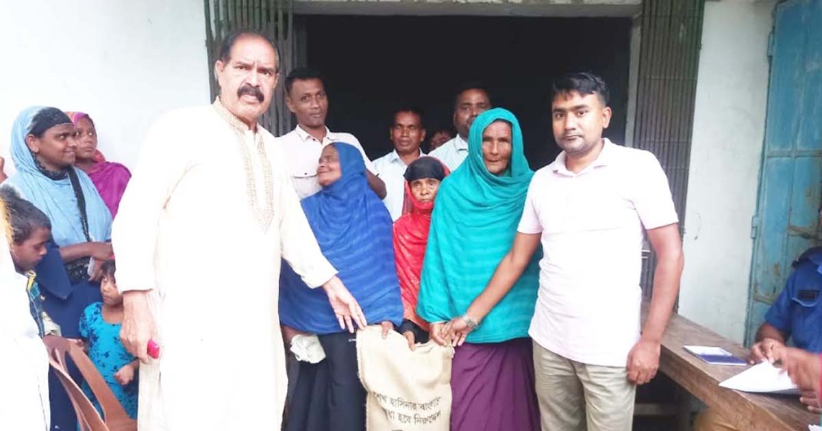 রাজারহাটে বন্যার্তের মাঝে ত্রাণ সামগ্রী বিতরণ