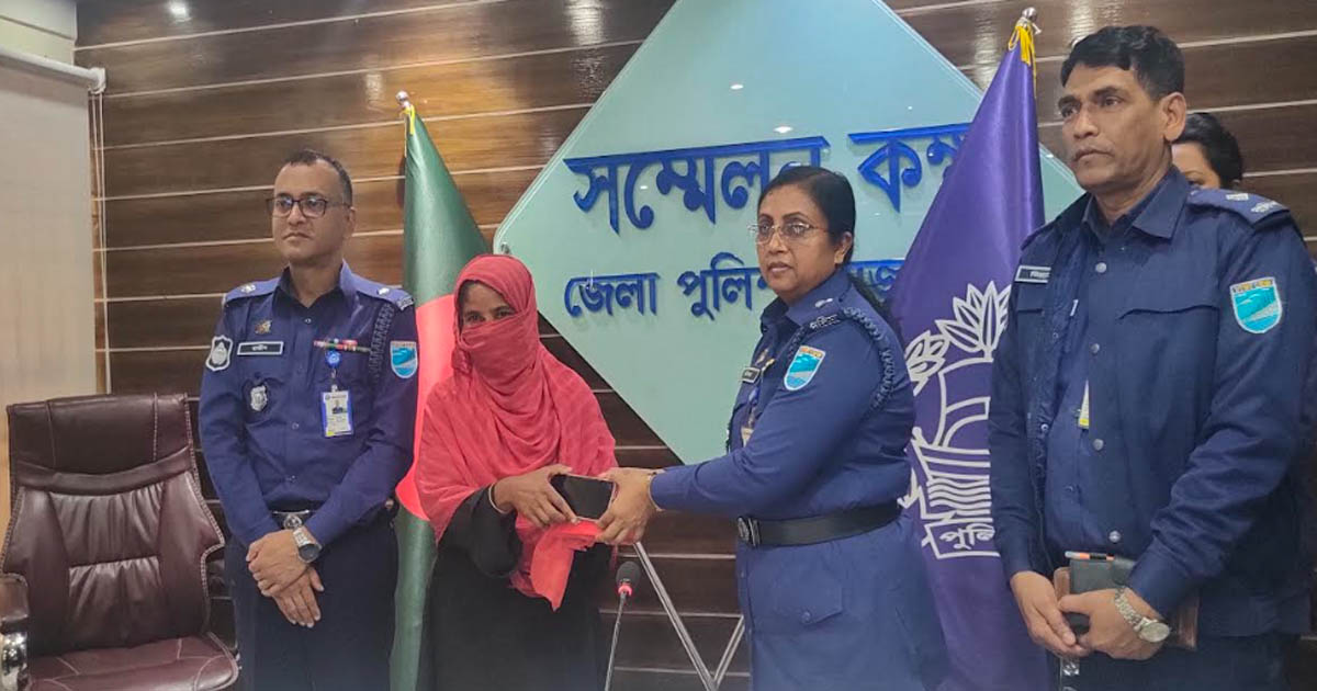 রাজবাড়ীতে ৬৬টি হারানো মোবাইল উদ্ধার করে প্রকৃত মালিকের কাছে হস্তান্তর