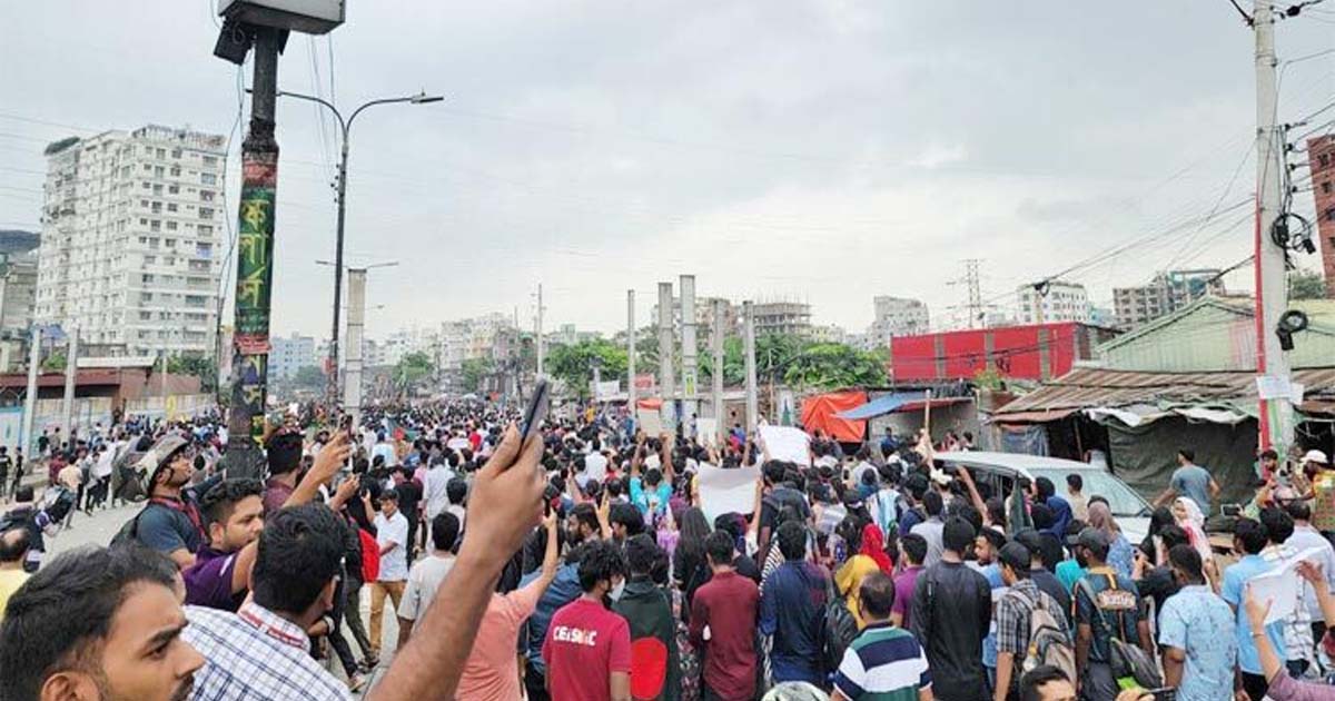 ৯ দফা দাবি: রামপুরায় শিক্ষার্থীদের সড়ক অবরোধ