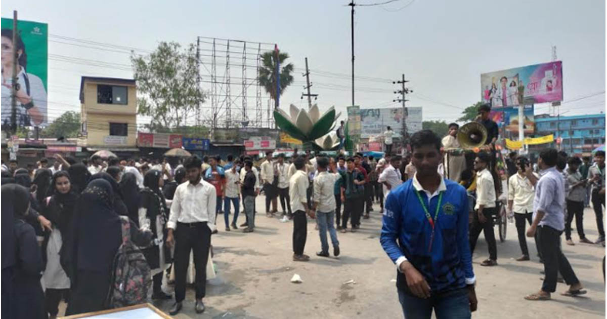 ছয় দফা দাবিতে রংপুর পলিটেকনিক শিক্ষার্থীদের সড়ক অবরোধ