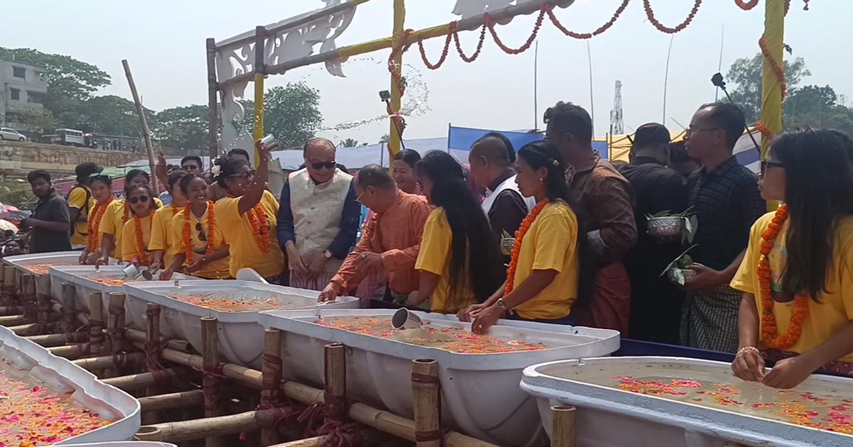 রাঙামাটিতে সাংগ্রাই জলকেলি উৎসবে মেতেছে হাজারো তরুণ-তরুণী