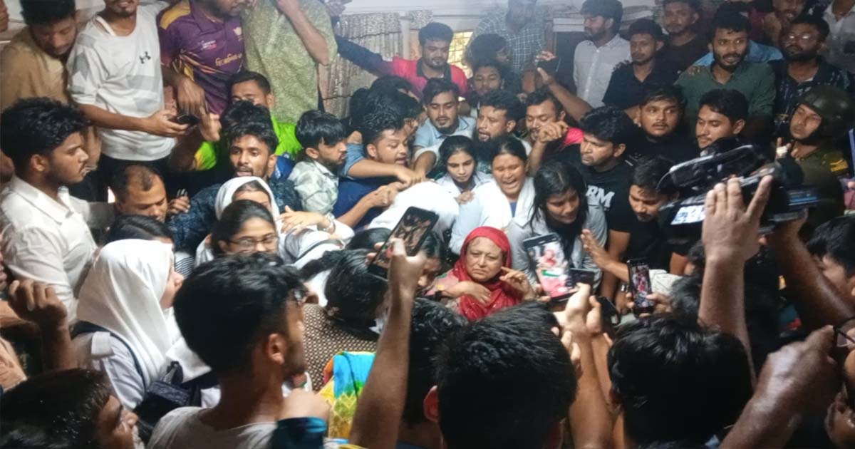 শিক্ষার্থীদের তোপের মুখে পদত্যাগ করলেন রংপুর কালেক্টরেট স্কুল এন্ড কলেজের অধ্যক্ষ