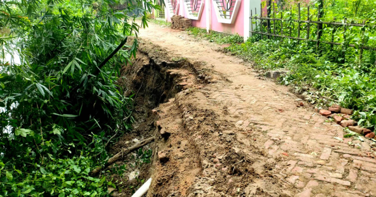 রাউজানে বেরুলিয়া খালের দু’পাড়ে ভাঙন, বিলীন হয়ে যাচ্ছে সড়ক