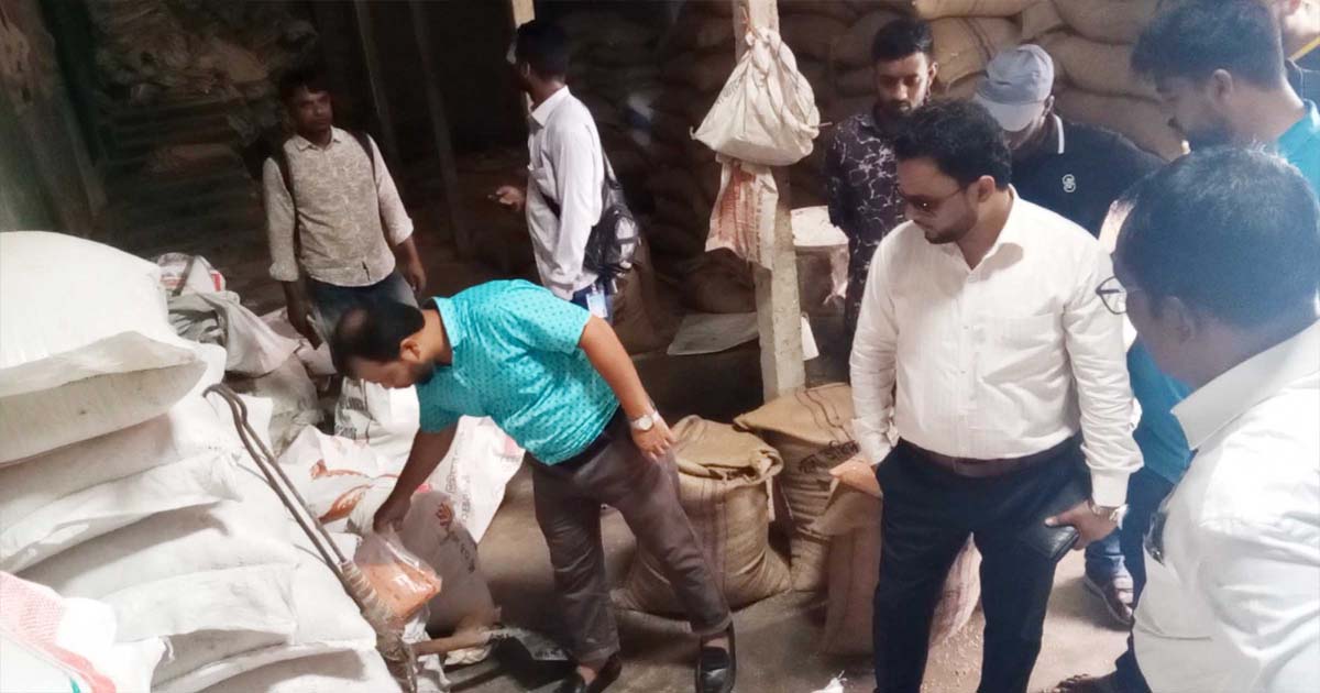ফরিদপুরে ব্যক্তিগত গোডাউনে কয়েকশ বস্তা সরকারি চাল ও টিসিবি পণ্য, ৪ গোডাউন সিলগালা