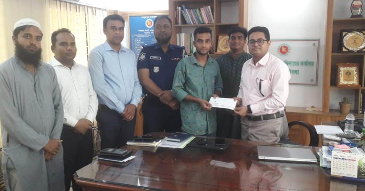 সংবাদ প্রকাশের পর মেধাবী শিক্ষার্থীর পাশে সাদুল্লাপুরের ইউএনও