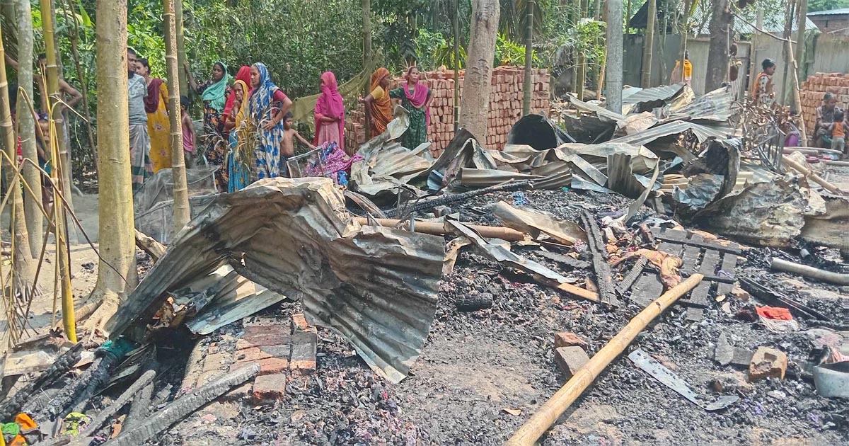 আগুনে পুড়ল জবেদার মাথা গোঁজার ঠাঁই