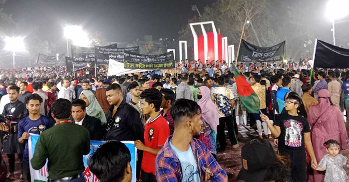ভাষা শহীদদের শ্রদ্ধা জানাতে কেন্দ্রীয় শহীদ মিনারে মানুষের ঢল