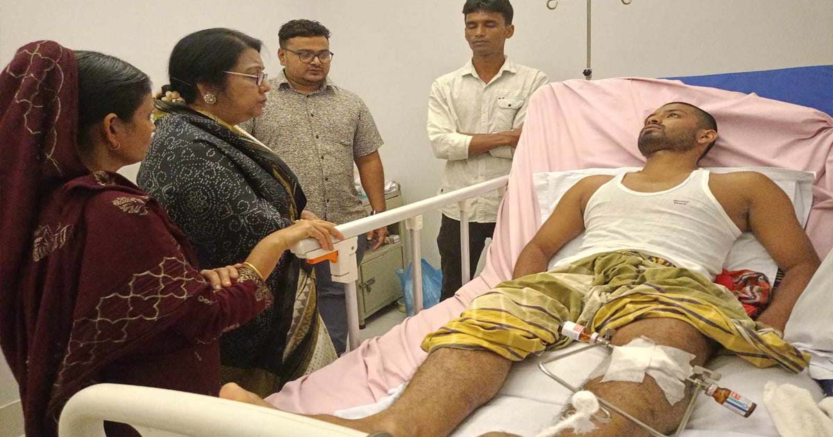 মানিকগঞ্জে আহত সাকিবের পাশে জেলা বিএনপির সভাপতি