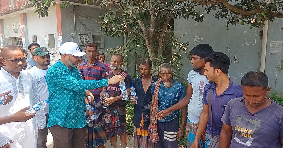 শ্যামনগরে পথচারীদের মাঝে পানি ও স্যালাইন বিতরণ