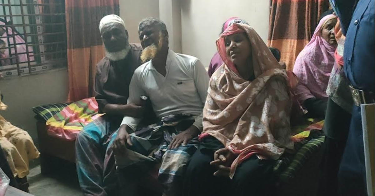 স্ত্রীকে ঘরে রেখে নামাজে গিয়েছিলেন স্বামী, এসে দেখলেন গলাকাটা লাশ