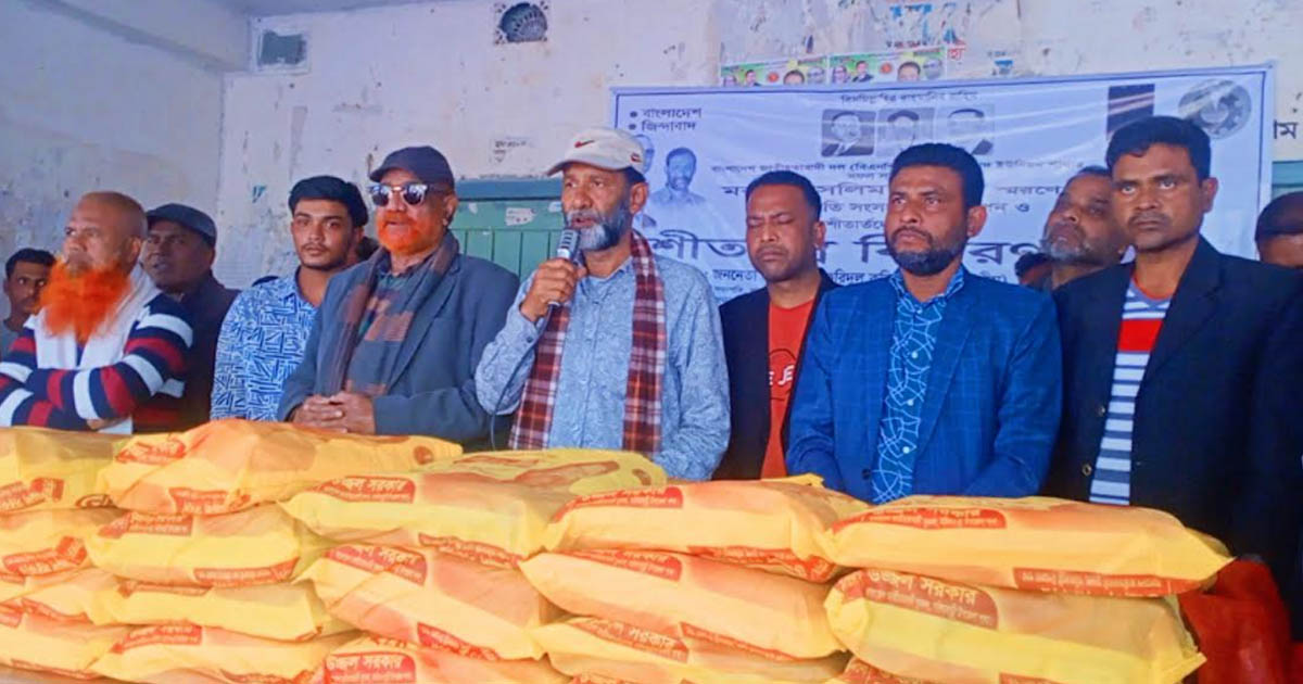 সরিষাবাড়ীতে সেলিম স্মৃতি সংসদের শীতবস্ত্র বিতরণ