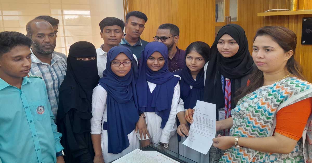 চরফ্যাশনে নকল মুক্ত পরীক্ষা নিশ্চিতে শিক্ষার্থীদের স্মারক লিপি প্রদান