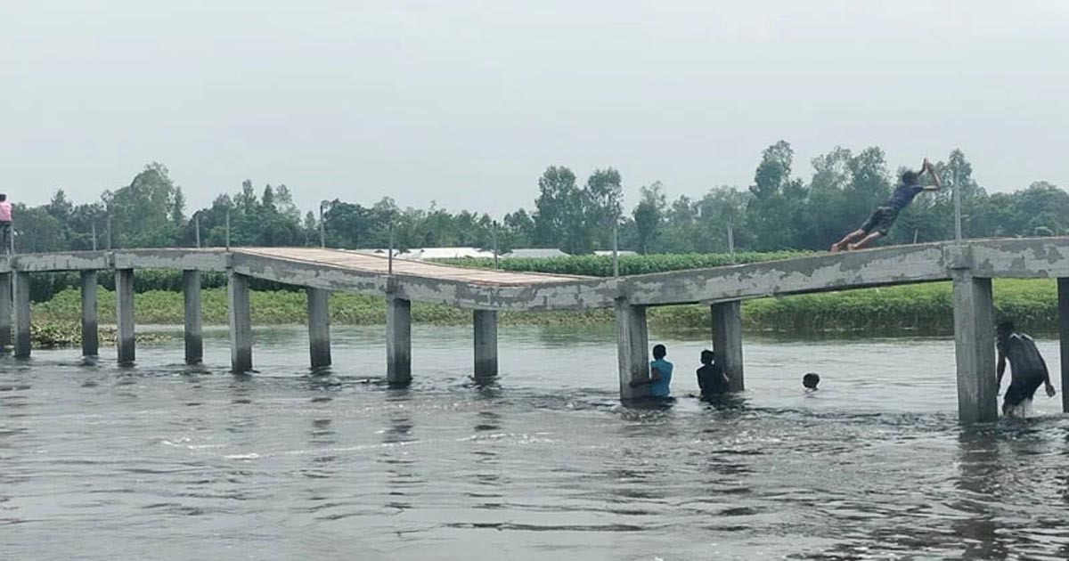 কাজ শেষ না হতেই দেবে গেল ৩০ লাখের সেতু