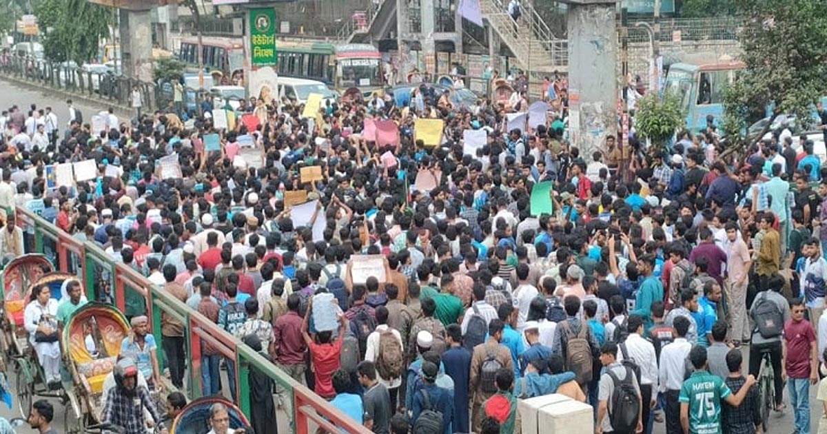 ২৪ ঘণ্টার আল্টিমেটাম দিয়ে সড়ক ছাড়লেন শিক্ষার্থীরা