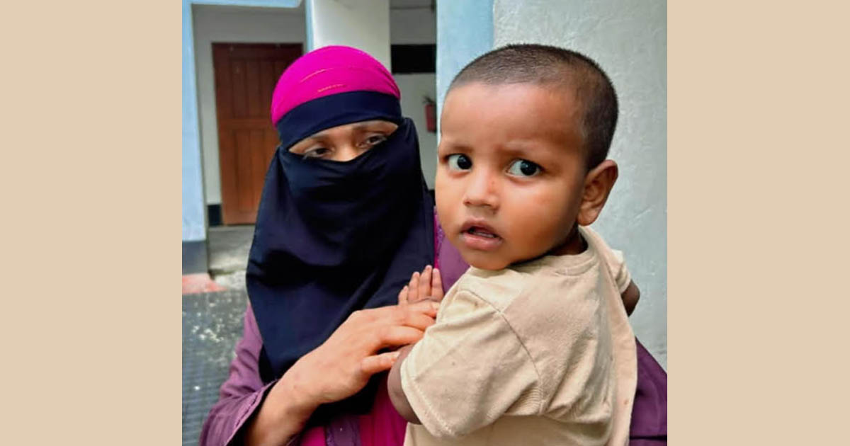 কুড়িয়ে পাওয়া অবুঝ শিশুটি পরিবারের কাছে ফিরে যেতে চায়
