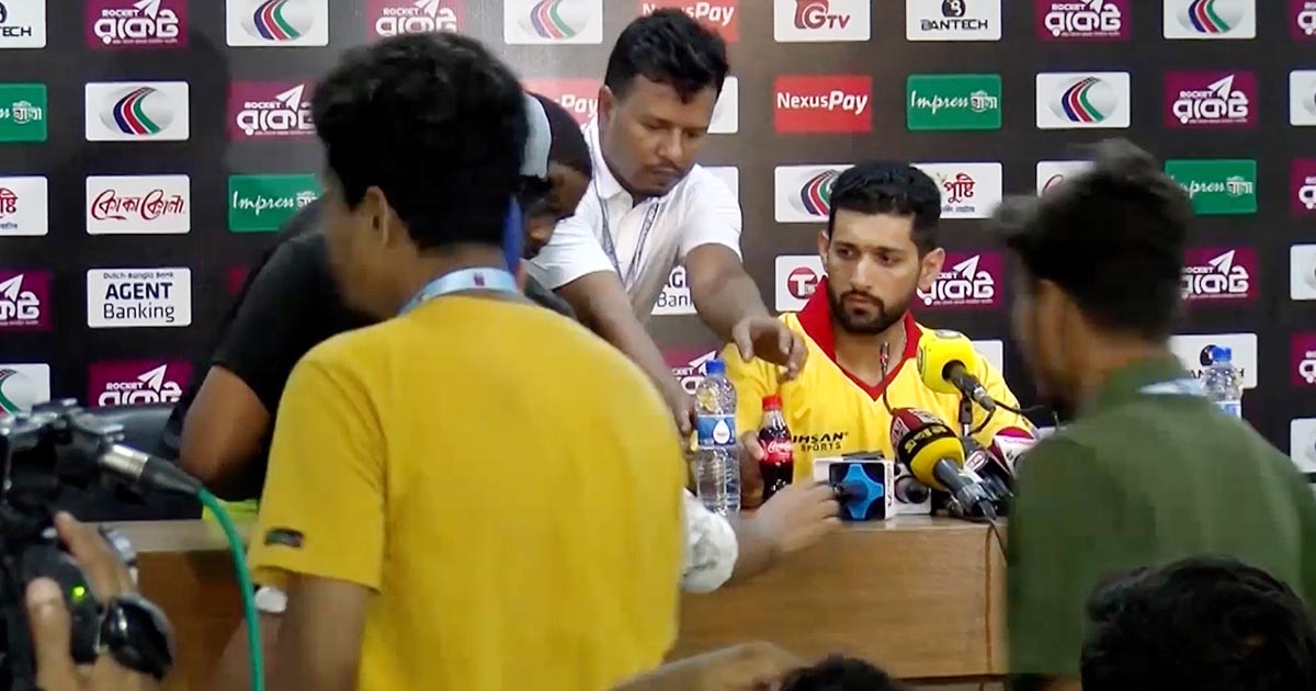 চট্টগ্রামে কোকাকোলার বোতল সরিয়ে দিলেন সিকান্দার রাজা