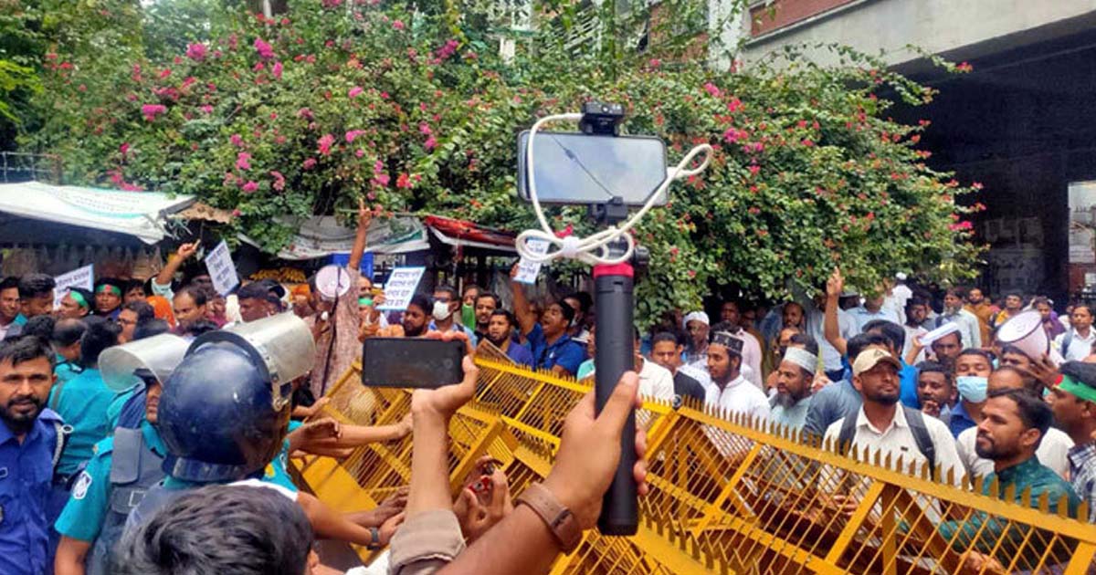 সচিবালয় অভিমুখে শিক্ষকদের পদযাত্রায় পুলিশের বাধা