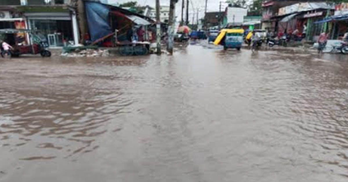সন্দ্বীপে ভারী বৃষ্টি, জলাবদ্ধতা ও যানজটে চরম ভোগান্তি
