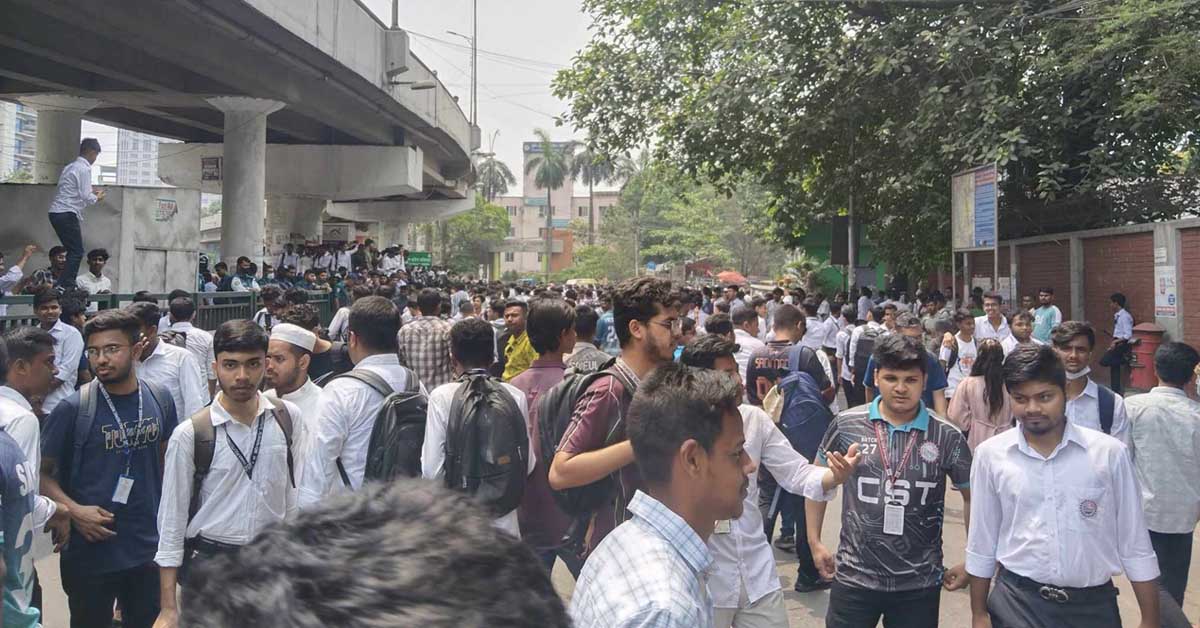 ৫ ঘণ্টা পরও সড়ক ছাড়েননি শিক্ষার্থীরা, যানজটে চরম ভোগান্তি