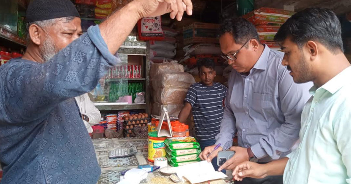 সন্দ্বীপে বেশি দামে পণ্য বিক্রি: ২ ব্যবসায়ীকে জরিমানা