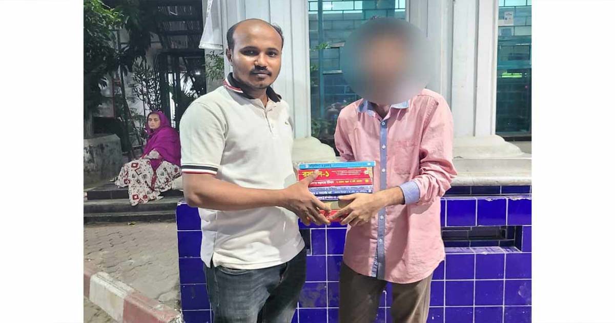 অসহায় শিক্ষার্থীর দায়িত্ব নিলেন ছাত্রলীগ নেতা মাহবুব