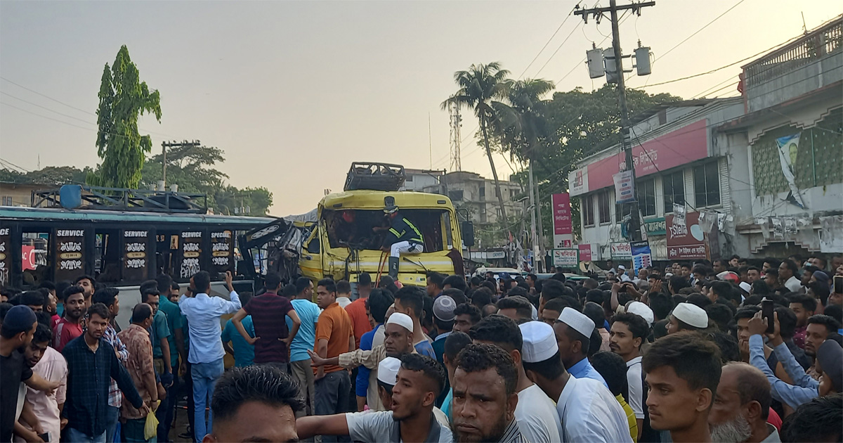 বাস-ট্রাকের মুখোমুখি সংঘর্ষে আহত ২