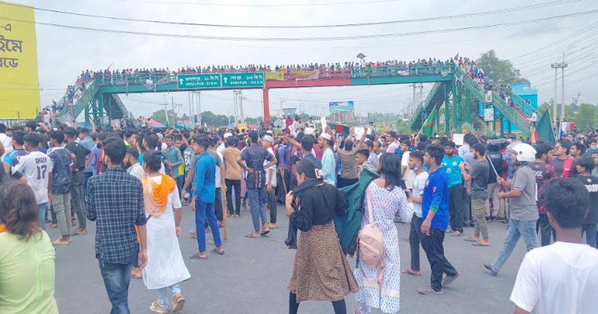 টাঙ্গাইলে মহাসড়ক অবরোধ করে গণমিছিল
