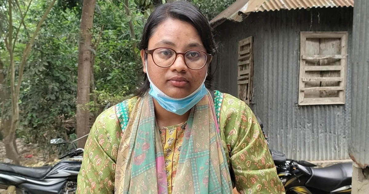 বিয়ের দাবিতে হিন্দু প্রেমিকের বাড়িতে মুসলিম তরুণীর অনশন