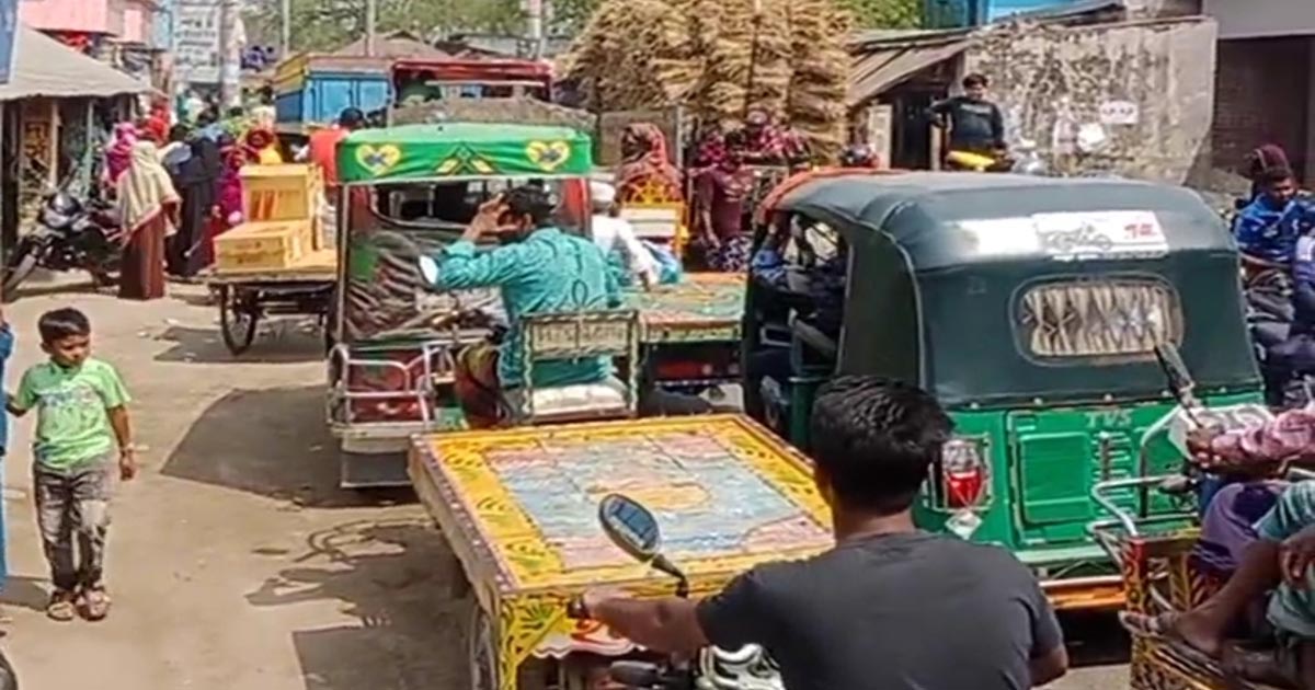 তানোরে অবৈধ যানবাহনে বাড়ছে সড়ক দুর্ঘটনা