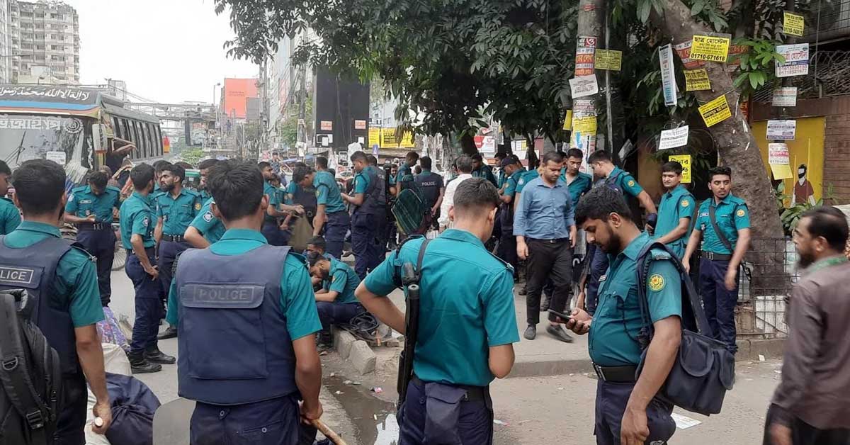 ৪ ঘণ্টা পর সড়ক ছাড়ল দুই কলেজের শিক্ষার্থীরা