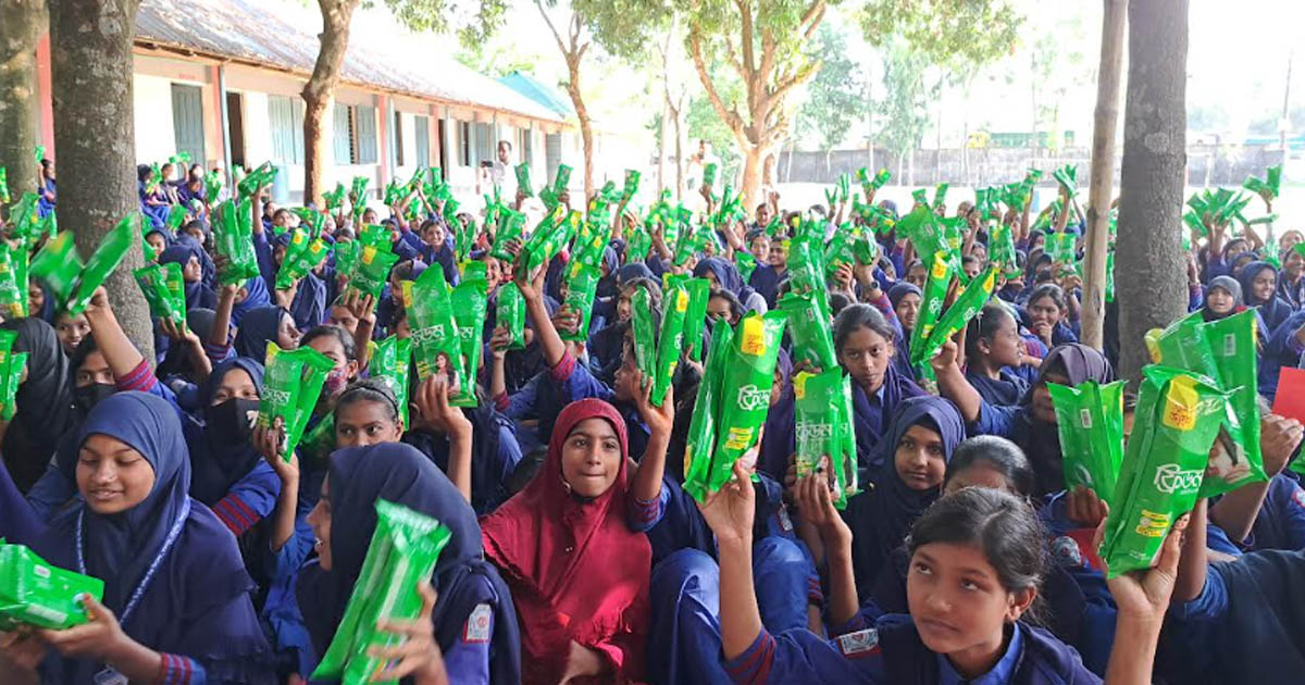 বিনামূল্যে স্যানিটারি ন্যাপকিন পেল ৬০০ শিক্ষার্থী