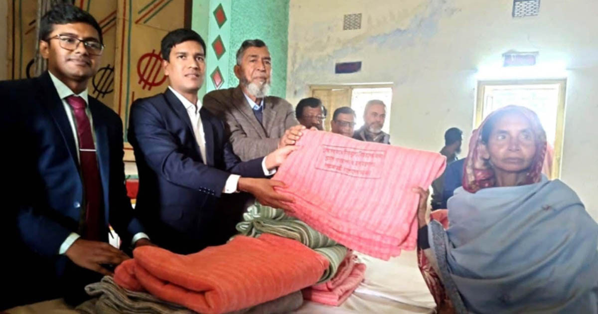 পীরগঞ্জ পৌরসভার শীতবস্ত্র বিতরণ