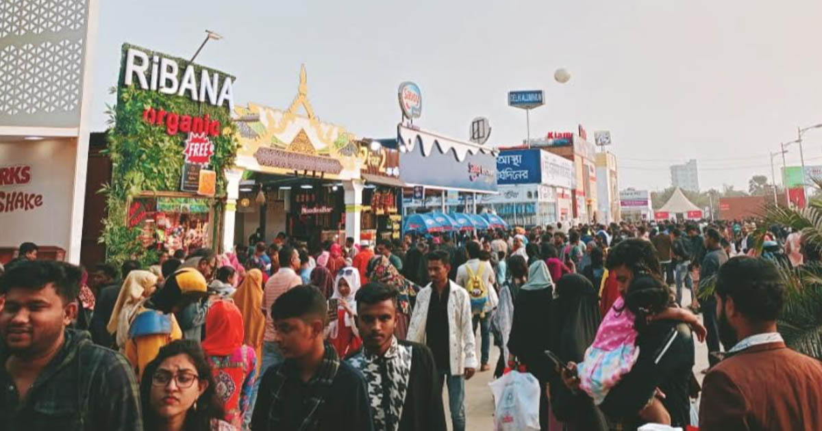 বাণিজ্য মেলায় ছুটির দিনে উপচেপড়া ভিড়