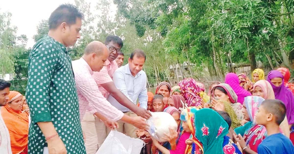 রাজারহাটে ৪‍‍`শ অসহায় পরিবারের মাঝে ত্রাণ সামগ্রী বিতরণ