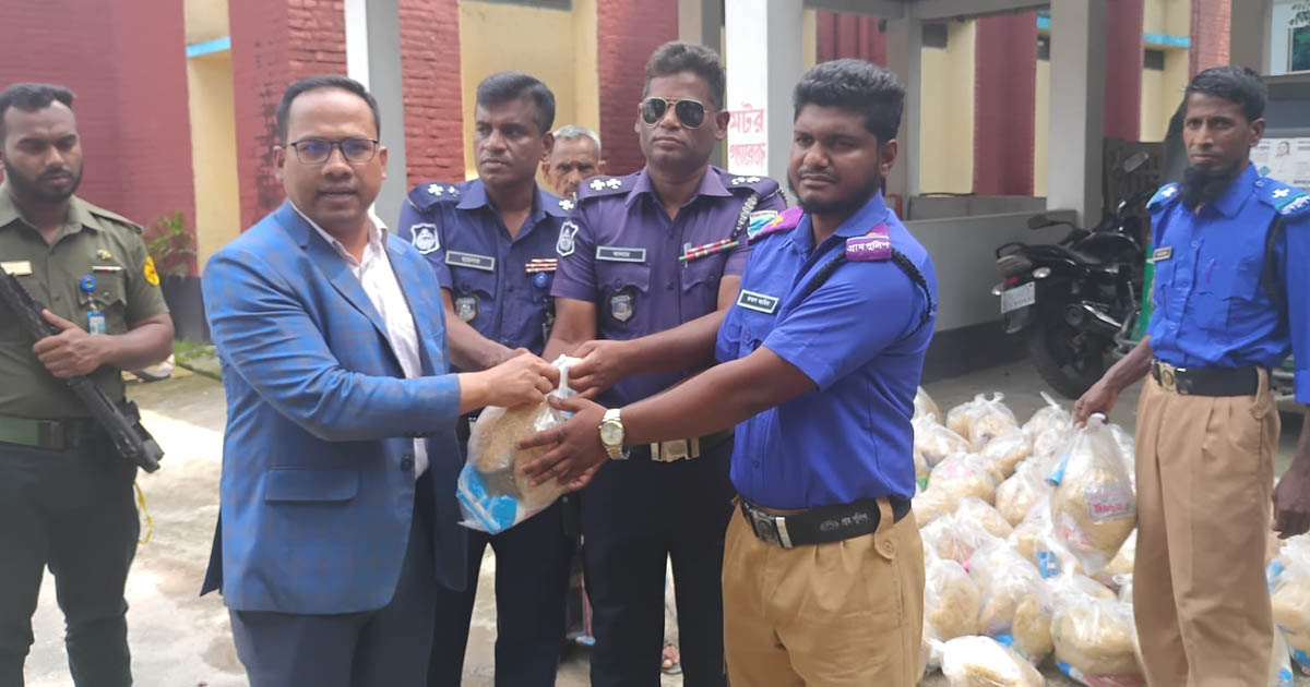 মধুপুরে গ্রাম পুলিশদের মাঝে ঈদসামগ্রী বিতরণ